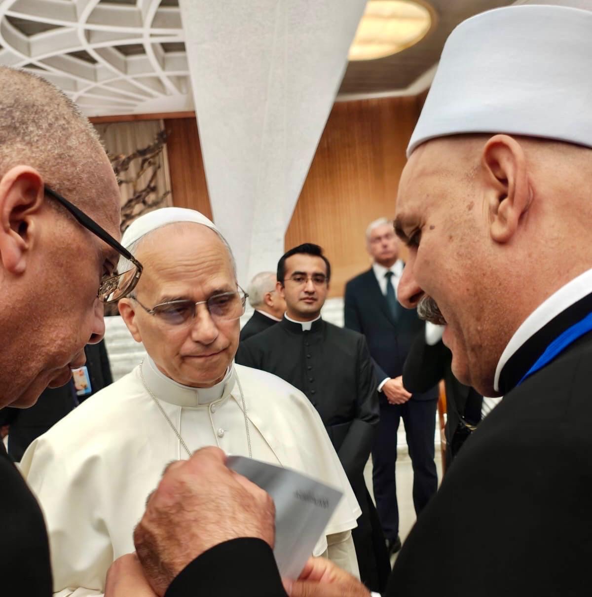 "سماحة شيخ العقل الدكتور سامي أبي المنى يرسل رسالة مهمة إلى بابا الفاتيكان عبر الشيخ عامر زين الدين، داعيًا لتعزيز الحوار الإسلامي المسيحي، ودعم السلام، والعدالة الاجتماعية، والتفاعل الإنساني بشأن قضايا الكرامة في المنطقة."