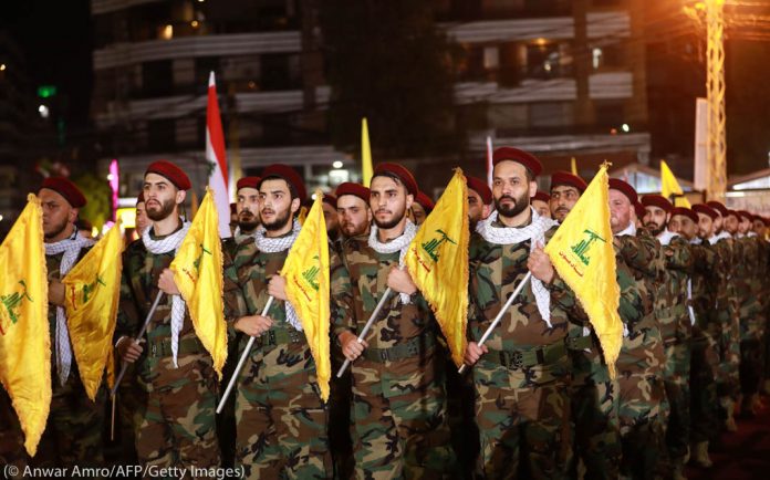 هل سيتم تسليم سلاح حزب الله في لبنان؟ تعرف على المواقف المحلية والدولية، وسيناريوهات المستقبل في ظل الانقسام السياسي والضغط الإقليمي والدولي على الحزب.