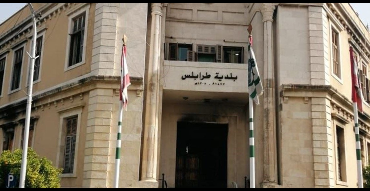 بلدية طرابلس تواصل حملتها الليلية لإزالة المخالفات والتعديات على الأملاك العامة
