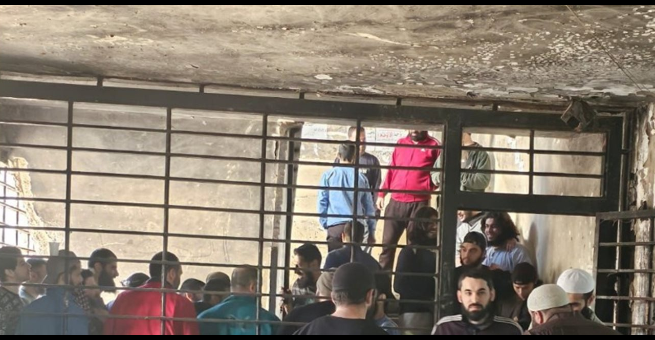 بالصورة: لبنان يُسلم دفعة من السجناء السوريين إلى دمشق بعد استكمال الإجراءات القانونية