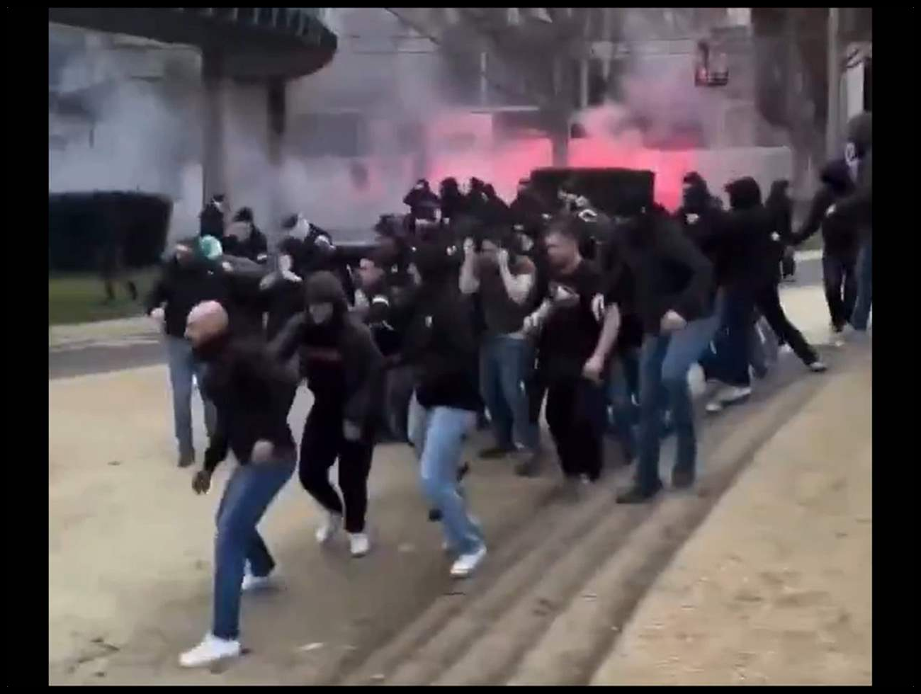 فيديو - اشتباكات في الشارع تسبق تعادلاً سلبياً في الدوري الفرنسي 1 Doc P 563172 639091598255588678