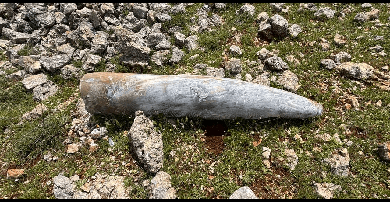 بالصورة.. “صاروخ غير منفجر” في بلدة لبنانية