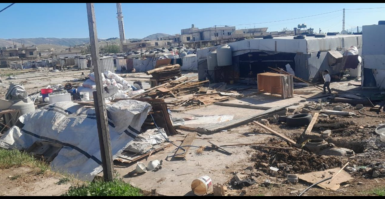 تفكيك مخيم غير قانوني للنازحين السوريين في منطقة حوش موسى – عنجر
